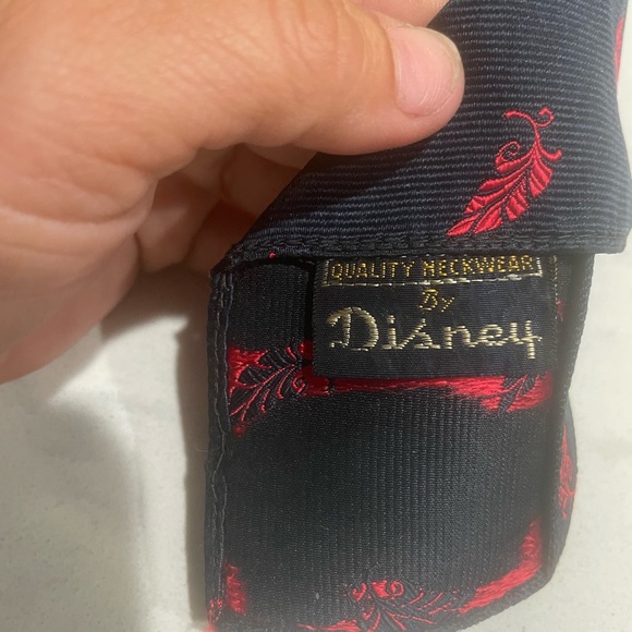 Quality Neckwear by Disney, Pinocchio’s Feather Silk tie Constructed By Tooke - Picture 4 of 5